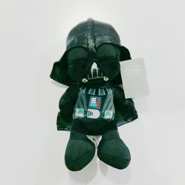 Descobre o Peluche Darth Vader 30cm da saga Star Wars. Macio, detalhado e certificado CE — ideal para fãs e crianças a partir dos 3 anos.