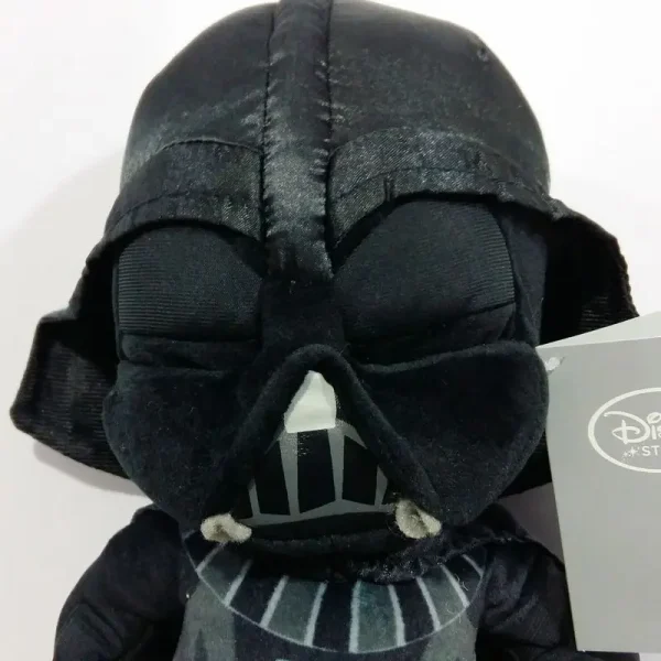 Descobre o Peluche Darth Vader 30cm da saga Star Wars. Macio, detalhado e certificado CE — ideal para fãs e crianças a partir dos 3 anos.