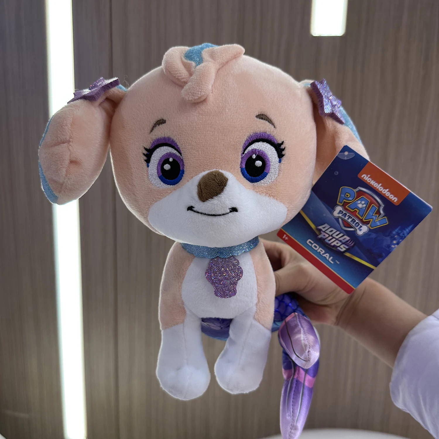 Peluche Coral - Patrulha Pata - Bonecos de Peluche da Patrulha Pata Descubra o Peluche Coral da Patrulha Pata, um peluche infantil certificado CE, feito em poliéster suave e enchimento fofo. Ideal para crianças que adoram aventuras da Nick Jr.