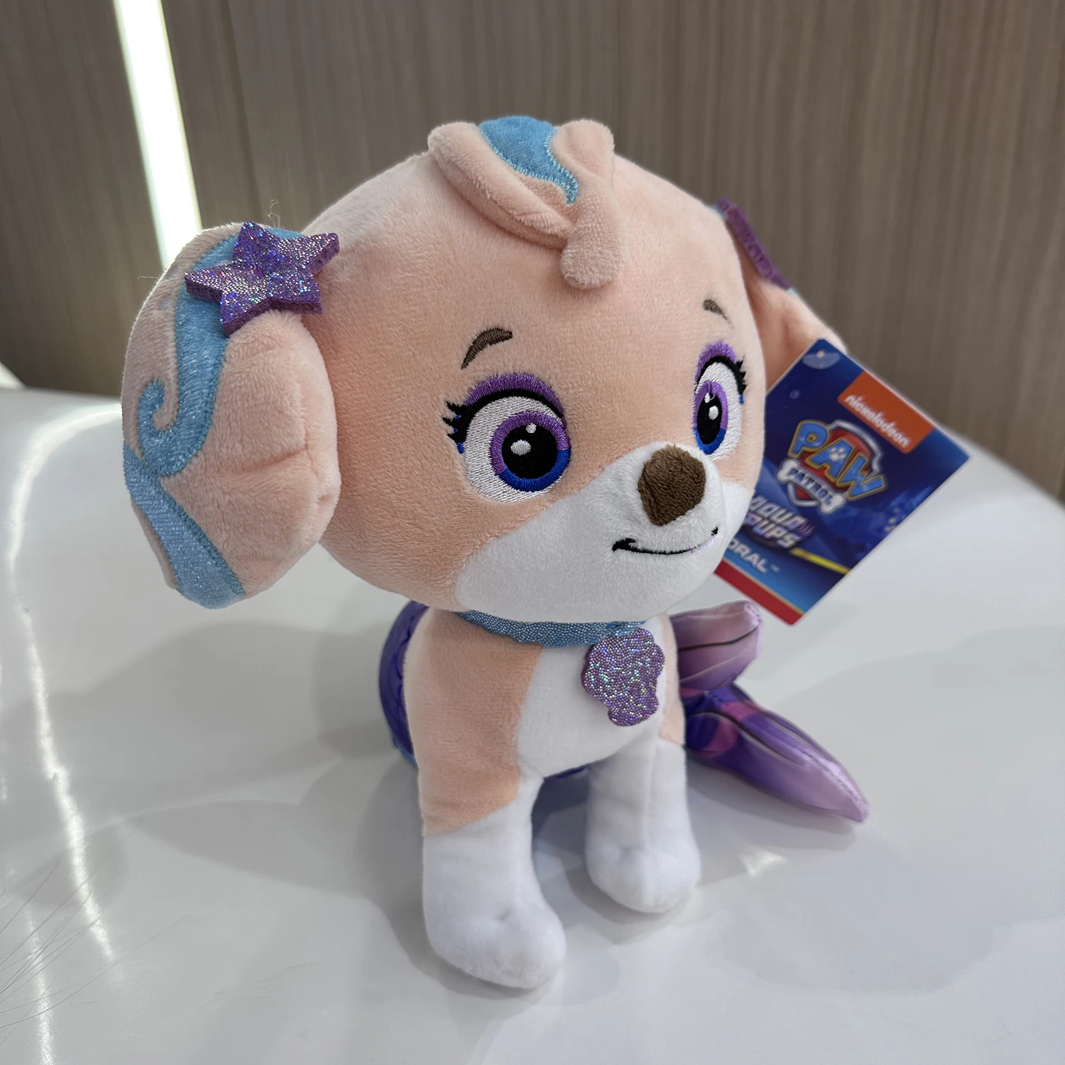 Peluche Coral - Patrulha Pata - Bonecos de Peluche da Patrulha Pata Descubra o Peluche Coral da Patrulha Pata, um peluche infantil certificado CE, feito em poliéster suave e enchimento fofo. Ideal para crianças que adoram aventuras da Nick Jr.