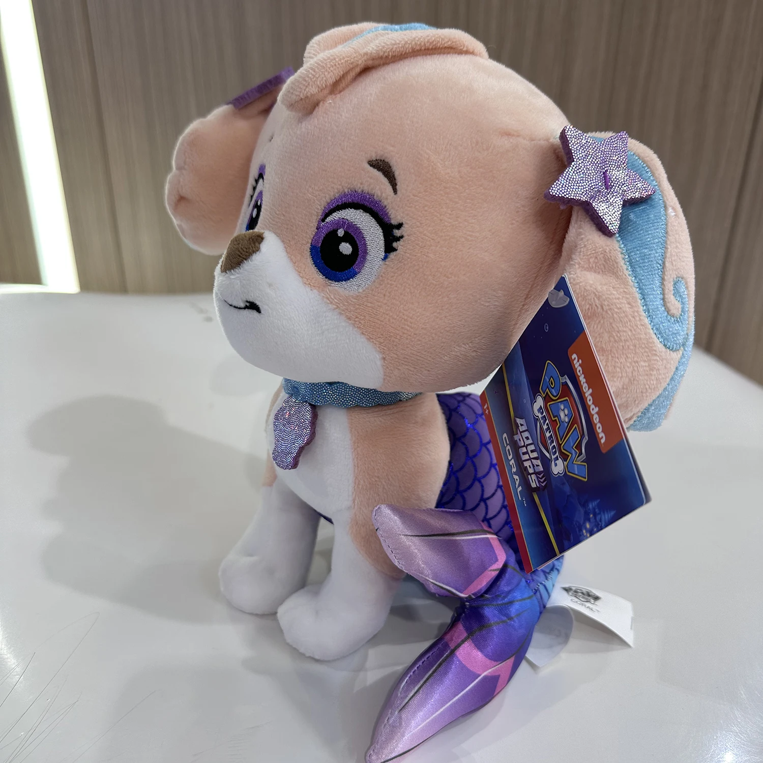 Peluche Coral - Patrulha Pata - Bonecos de Peluche da Patrulha Pata Descubra o Peluche Coral da Patrulha Pata, um peluche infantil certificado CE, feito em poliéster suave e enchimento fofo. Ideal para crianças que adoram aventuras da Nick Jr.