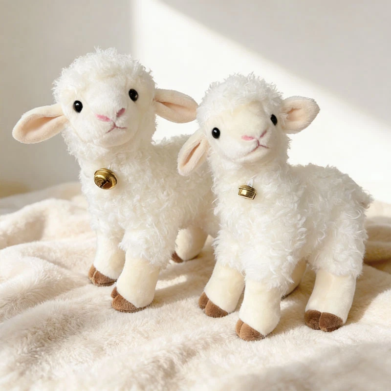 Peluche Cordeiro - Bonecos de Peluches de Animais da Quinta Descubra o Peluche Cordeiro com Certificado CE, disponível em vários tamanhos. Suave, seguro e perfeito para crianças a partir dos 3 anos. Um presente cheio de ternura.