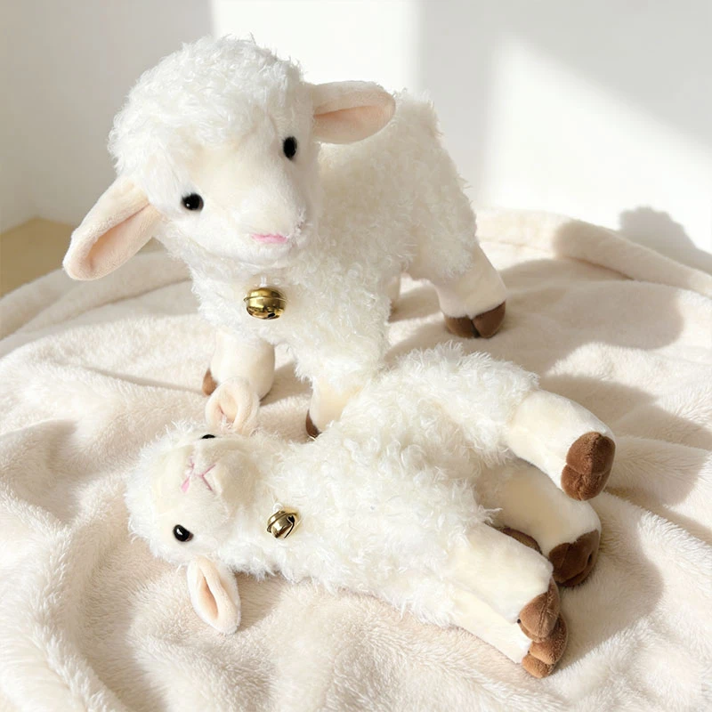 Peluche Cordeiro - Bonecos de Peluches de Animais da Quinta Descubra o Peluche Cordeiro com Certificado CE, disponível em vários tamanhos. Suave, seguro e perfeito para crianças a partir dos 3 anos. Um presente cheio de ternura.