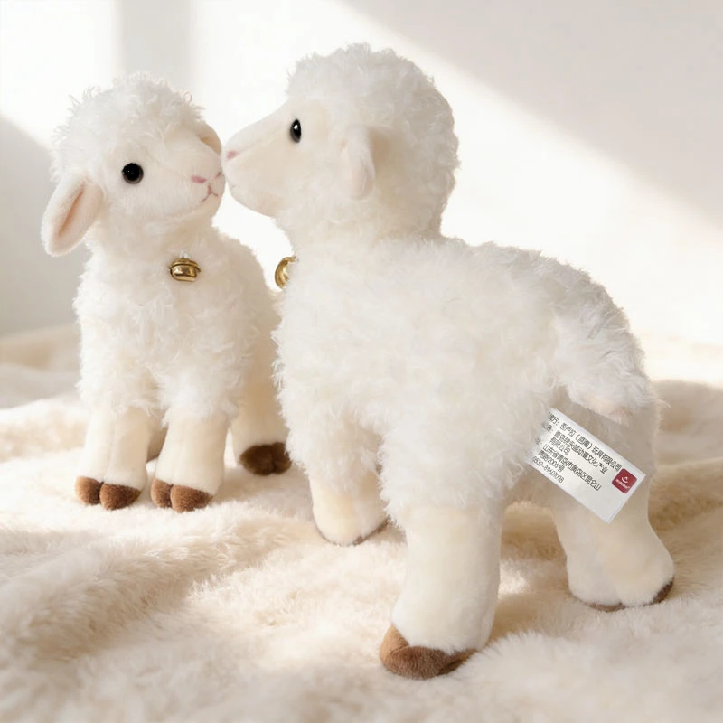 Peluche Cordeiro - Bonecos de Peluches de Animais da Quinta Descubra o Peluche Cordeiro com Certificado CE, disponível em vários tamanhos. Suave, seguro e perfeito para crianças a partir dos 3 anos. Um presente cheio de ternura.
