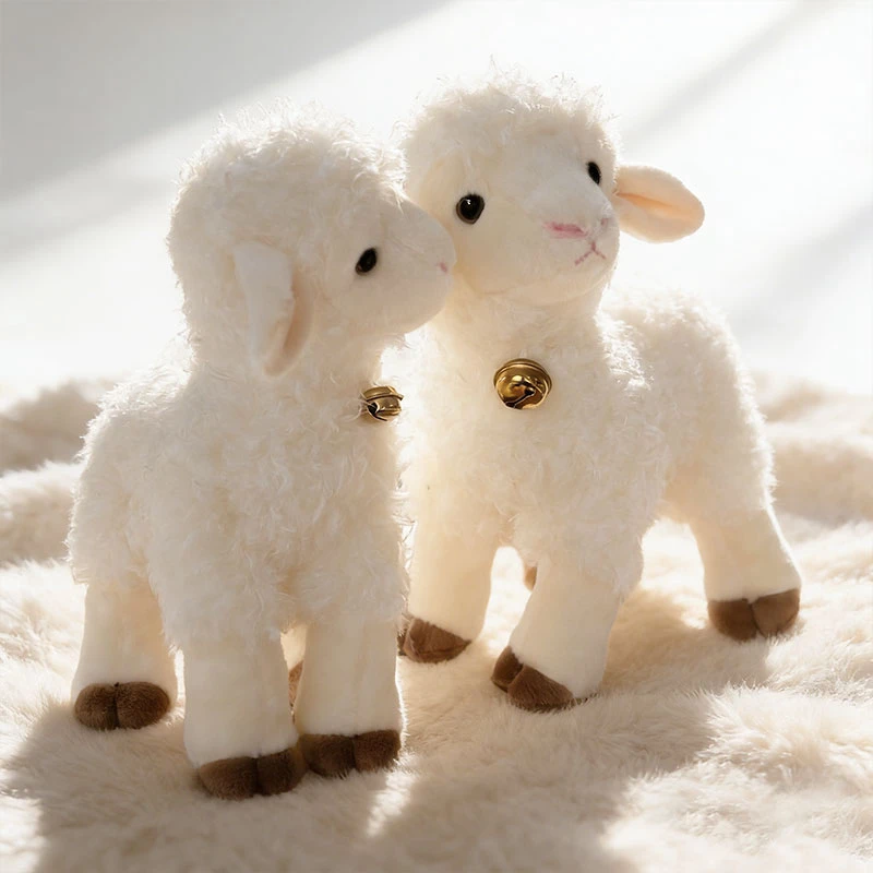 Peluche Cordeiro - Bonecos de Peluches de Animais da Quinta Descubra o Peluche Cordeiro com Certificado CE, disponível em vários tamanhos. Suave, seguro e perfeito para crianças a partir dos 3 anos. Um presente cheio de ternura.