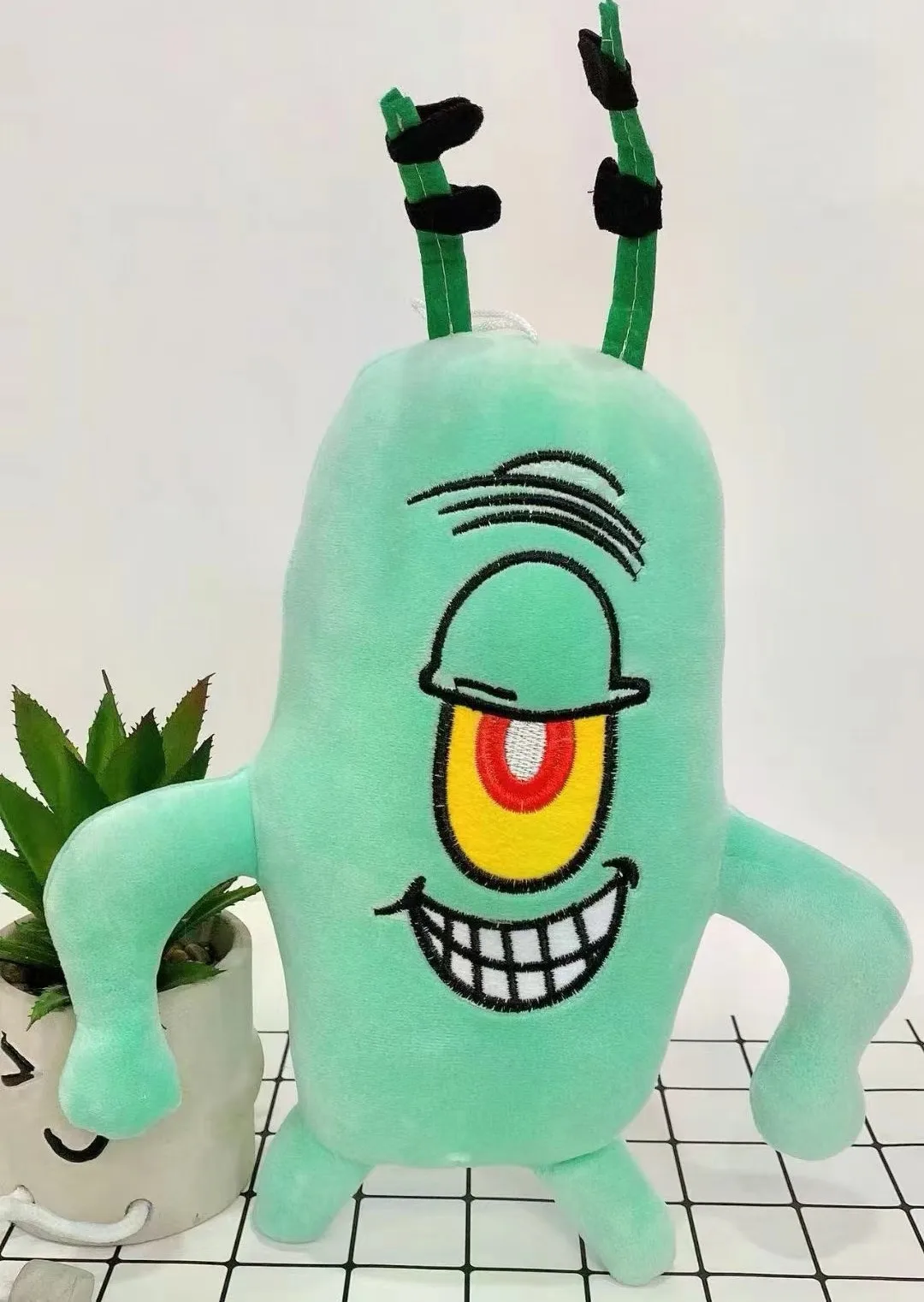 Peluche Plâncton - SpongeBob SquarePants 25cm – Bonecos de Peluche do SpongeBob Descubra o Peluche Plâncton 25cm, inspirado na série SpongeBob SquarePants. Macio, seguro e ideal para fãs da Nickelodeon. Envio gratuito em Portugal.