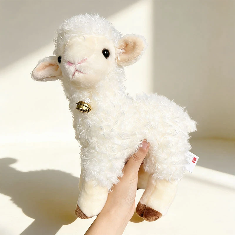 Peluche Cordeiro - Bonecos de Peluches de Animais da Quinta Descubra o Peluche Cordeiro com Certificado CE, disponível em vários tamanhos. Suave, seguro e perfeito para crianças a partir dos 3 anos. Um presente cheio de ternura.