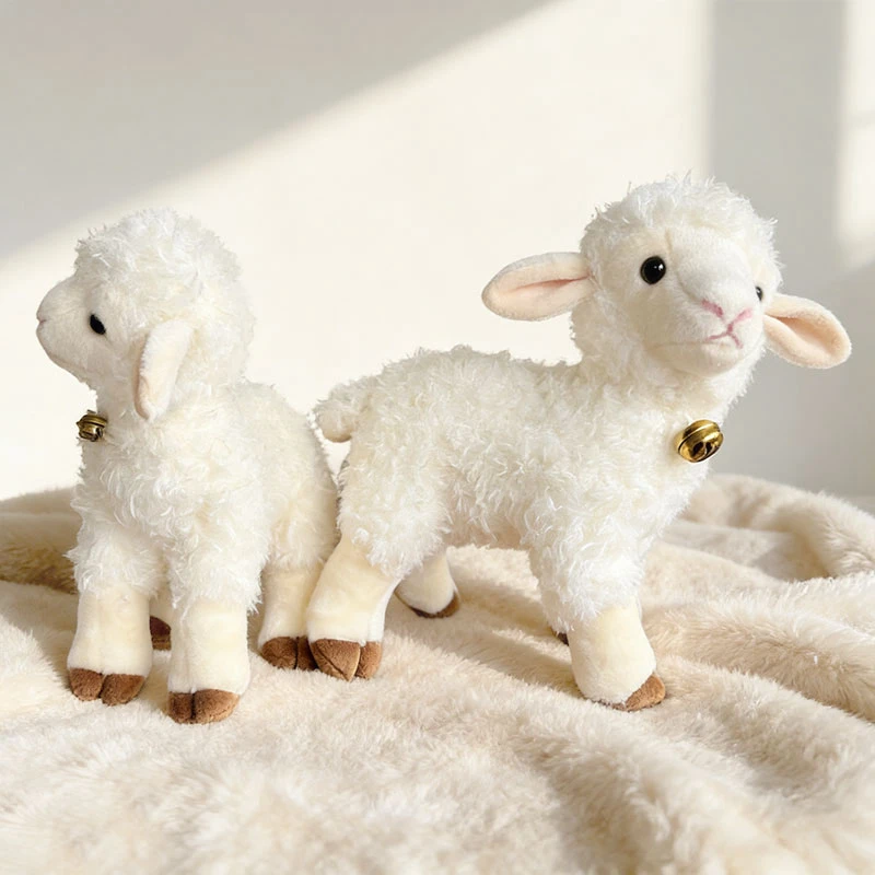 Peluche Cordeiro - Bonecos de Peluches de Animais da Quinta Descubra o Peluche Cordeiro com Certificado CE, disponível em vários tamanhos. Suave, seguro e perfeito para crianças a partir dos 3 anos. Um presente cheio de ternura.