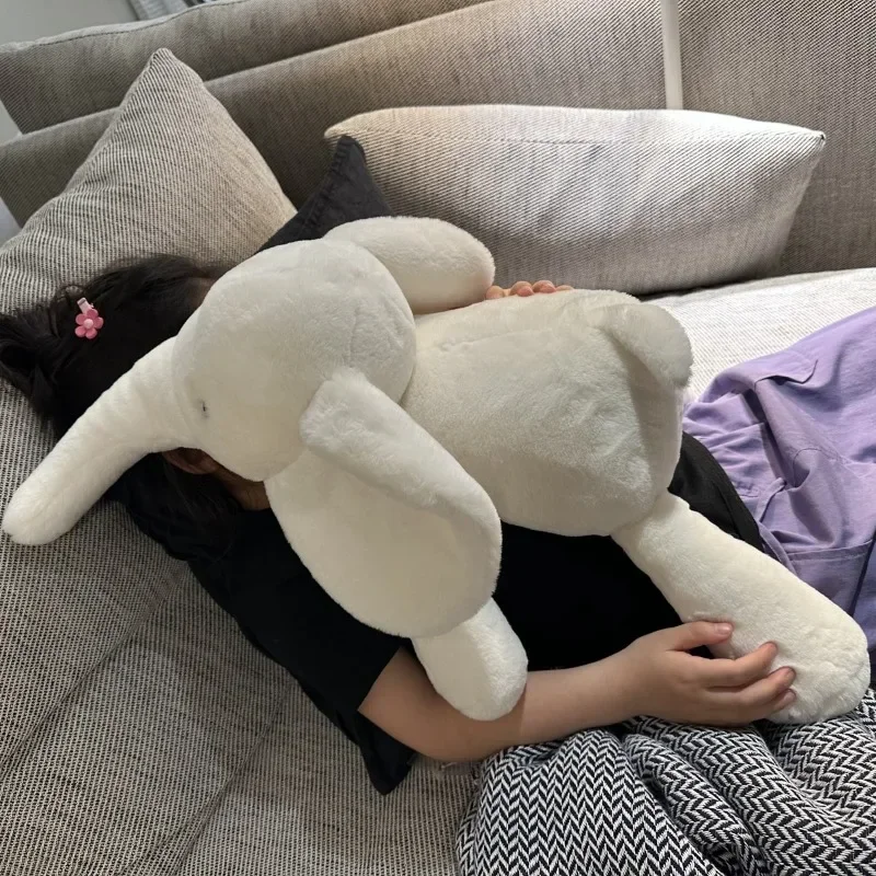 Peluche Elefante - Bonecos de Peluches de Animais da Selva Descubra o Peluche Elefante disponível em 45, 55 e 70 cm. Um peluche infantil macio, seguro (CE) e perfeito para abraços. Ideal para crianças +3 anos.