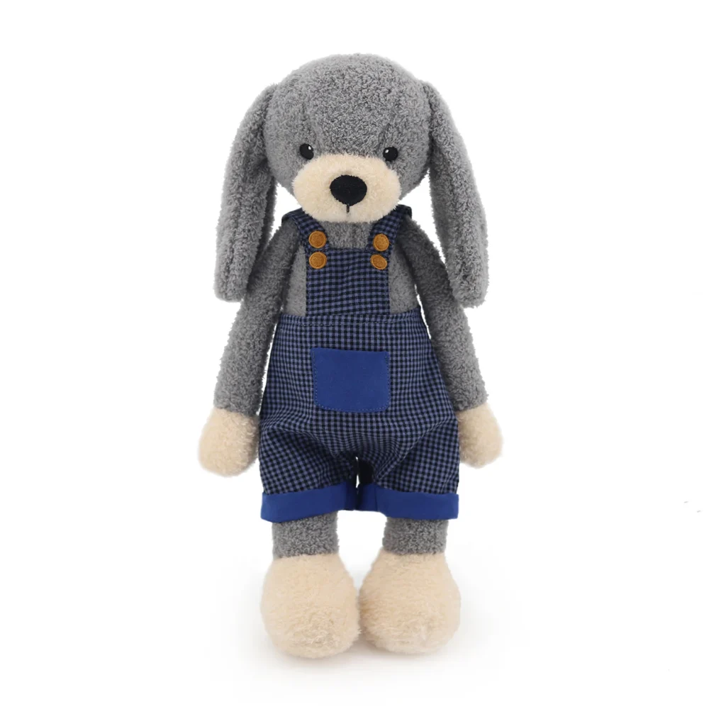 Descubra a Peluche Coelho Cinza com Macacão 40cm, um peluche infantil macio e cheio de charme. Ideal para brincar, decorar ou oferecer a crianças a partir dos 3 anos. Certificado CE.