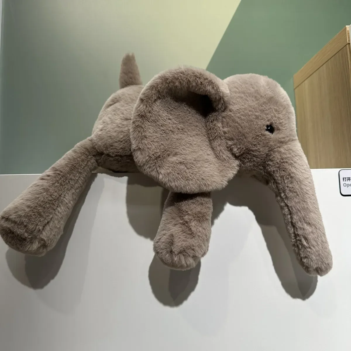 Peluche Elefante - Bonecos de Peluches de Animais da Selva Descubra o Peluche Elefante disponível em 45, 55 e 70 cm. Um peluche infantil macio, seguro (CE) e perfeito para abraços. Ideal para crianças +3 anos.