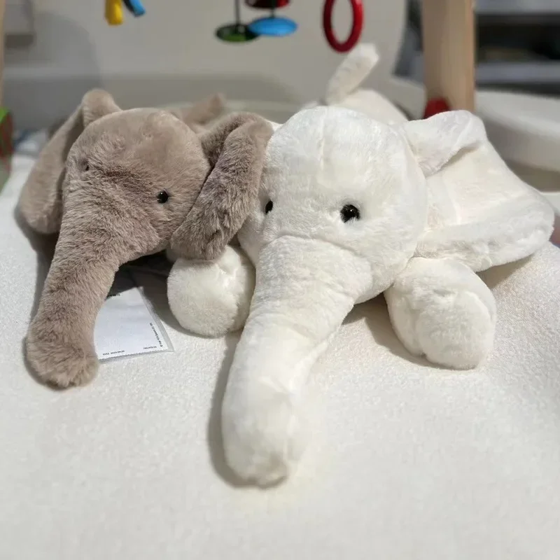 Peluche Elefante - Bonecos de Peluches de Animais da Selva Descubra o Peluche Elefante disponível em 45, 55 e 70 cm. Um peluche infantil macio, seguro (CE) e perfeito para abraços. Ideal para crianças +3 anos.