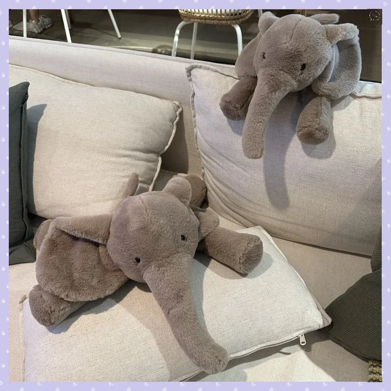 Peluche Elefante - Bonecos de Peluches de Animais da Selva Descubra o Peluche Elefante disponível em 45, 55 e 70 cm. Um peluche infantil macio, seguro (CE) e perfeito para abraços. Ideal para crianças +3 anos.
