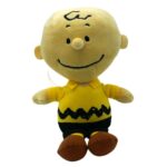 Descubra o Peluche Charlie Brown - O Mundo de Snoopy 28cm. Um peluche infantil macio e divertido inspirado no universo Peanuts e nas aventuras de Snoopy.
