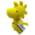 Descubra o Peluche Woodstock - O Mundo de Snoopy 28cm. Um peluche infantil macio e divertido inspirado no universo Peanuts e no adorável Woodstock.