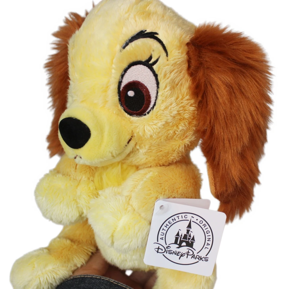 Peluche Dama - A Dama e o Vagabundo 25cm - Bonecos de Peluche da Dama e o Vagabundo Disney Descubra o Peluche Dama - A Dama e o Vagabundo 25cm. Um peluche Disney macio e encantador, perfeito para crianças, fãs dos clássicos e colecionadores.