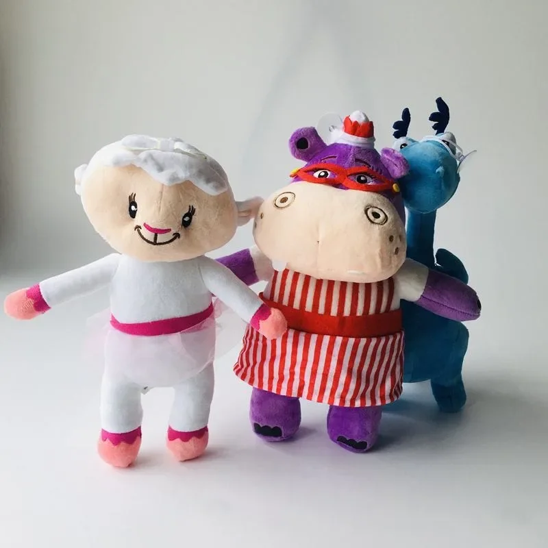 Peluche Lãzinha - Doutora Brinquedos 25cm - Bonecos de Peluche da Doutora Brinquedos Descubra o Peluche Lãzinha - Doutora Brinquedos 25cm, inspirado na adorável personagem de Doc McStuffins. Um peluche infantil macio e perfeito para fãs da Disney Junior.
