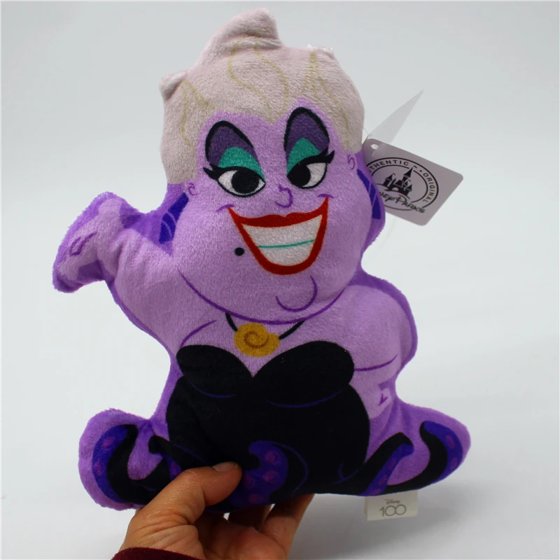 Peluche Úrsula - A Pequena Sereia 20cm - Bonecos de Peluche da Pequena Sereia Disney Leva para casa o incrível Peluche Úrsula - A Pequena Sereia 20cm! Um peluche Disney macio e detalhado, perfeito para fãs da famosa bruxa do mar. Ideal para colecionar, decorar ou oferecer.