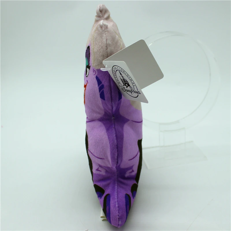 Peluche Úrsula - A Pequena Sereia 20cm - Bonecos de Peluche da Pequena Sereia Disney Leva para casa o incrível Peluche Úrsula - A Pequena Sereia 20cm! Um peluche Disney macio e detalhado, perfeito para fãs da famosa bruxa do mar. Ideal para colecionar, decorar ou oferecer.