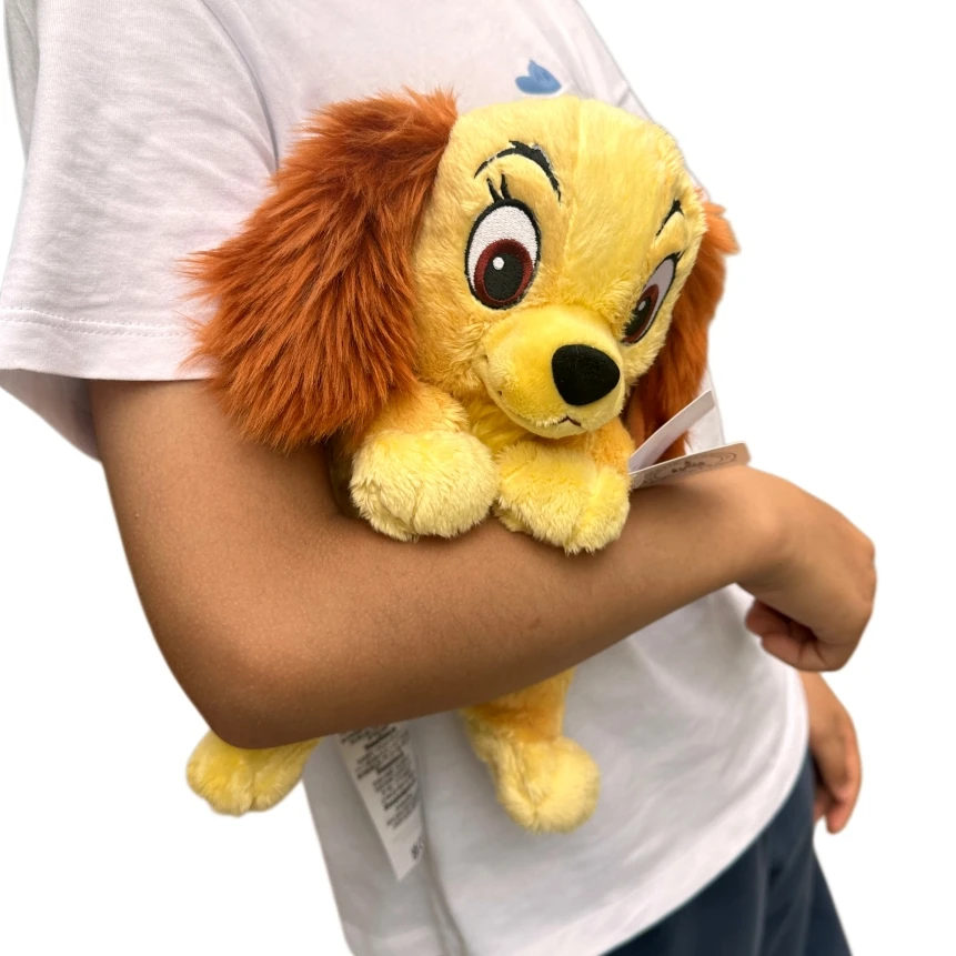 Peluche Dama - A Dama e o Vagabundo 25cm - Bonecos de Peluche da Dama e o Vagabundo Disney Descubra o Peluche Dama - A Dama e o Vagabundo 25cm. Um peluche Disney macio e encantador, perfeito para crianças, fãs dos clássicos e colecionadores.