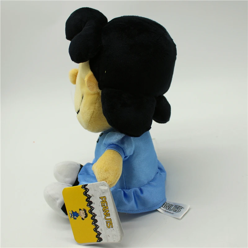 Peluche Lucy - O Mundo de Snoopy 28cm - Bonecos de Peluche de Peanuts Descubra o Peluche Lucy - O Mundo de Snoopy 28cm. Um peluche infantil macio e divertido inspirado no universo Peanuts e na icónica Lucy van Pelt.