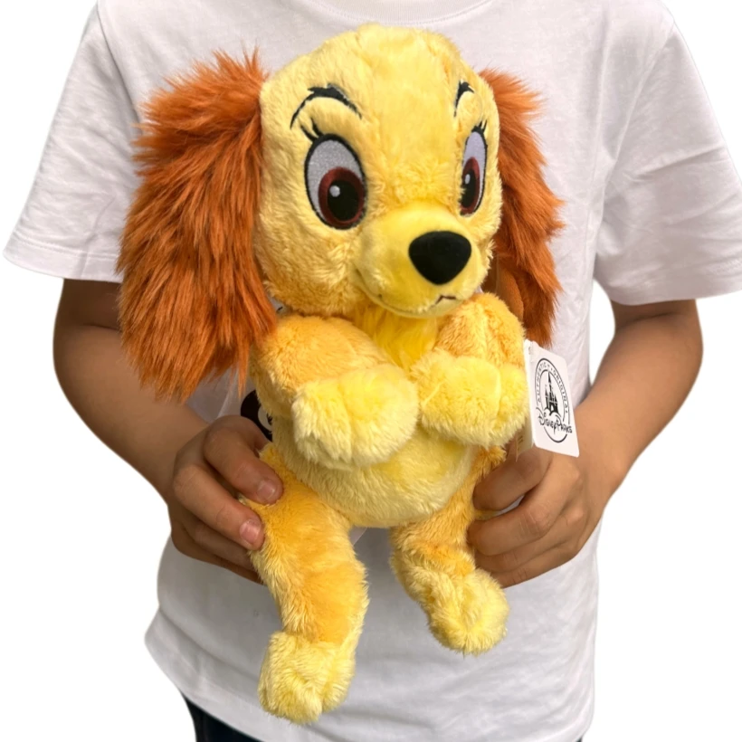 Peluche Dama - A Dama e o Vagabundo 25cm - Bonecos de Peluche da Dama e o Vagabundo Disney Descubra o Peluche Dama - A Dama e o Vagabundo 25cm. Um peluche Disney macio e encantador, perfeito para crianças, fãs dos clássicos e colecionadores.