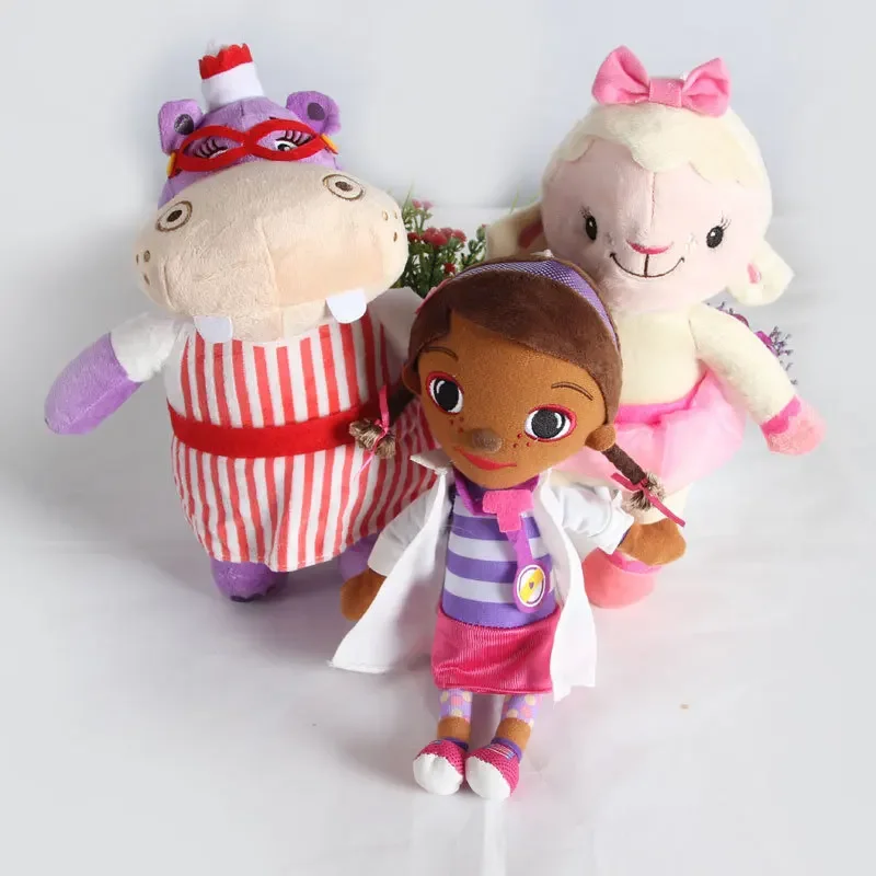 Peluche Doutora - Doutora Brinquedos 30cm - Bonecos de Peluche da Doutora Brinquedos Descubra o Peluche Doutora - Doutora Brinquedos 30cm, inspirado na adorada série Doc McStuffins. Um peluche infantil macio e perfeito para fãs da Disney Junior.