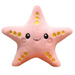 Descubra o Peluche Estrela do Mar, um peluche macio e adorável disponível em 45cm e 55cm. Ideal para crianças, decoração e fãs de criaturas do fundo do mar. Encomende já na Plushie!