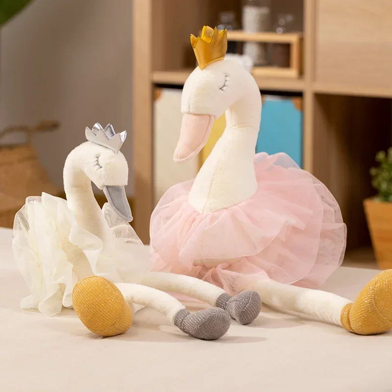 Peluche Cisne com Saia 40cm e 60cm - Peluche Infantil Descubra a Peluche Cisne com Saia, disponível em 40cm e 60cm. Um peluche infantil elegante e macio, ideal para brincar, decorar e oferecer. Certificado CE.