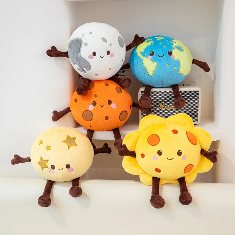 Peluche Planetas Sistema Solar 20cm | Sol, Lua e Planetas Descubra os Peluches Planetas Sistema Solar de 20cm. Escolha entre Sol, Lua, Terra, Vénus, Marte e Saturno. Peluches educativos, macios e perfeitos para fãs do espaço.