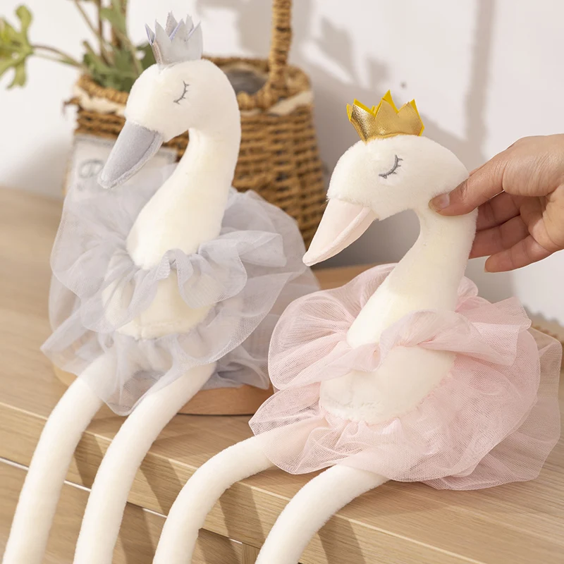 Peluche Cisne com Saia 40cm e 60cm - Peluche Infantil Descubra a Peluche Cisne com Saia, disponível em 40cm e 60cm. Um peluche infantil elegante e macio, ideal para brincar, decorar e oferecer. Certificado CE.
