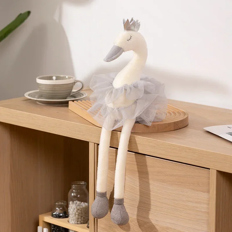 Peluche Cisne com Saia 40cm e 60cm - Peluche Infantil Descubra a Peluche Cisne com Saia, disponível em 40cm e 60cm. Um peluche infantil elegante e macio, ideal para brincar, decorar e oferecer. Certificado CE.