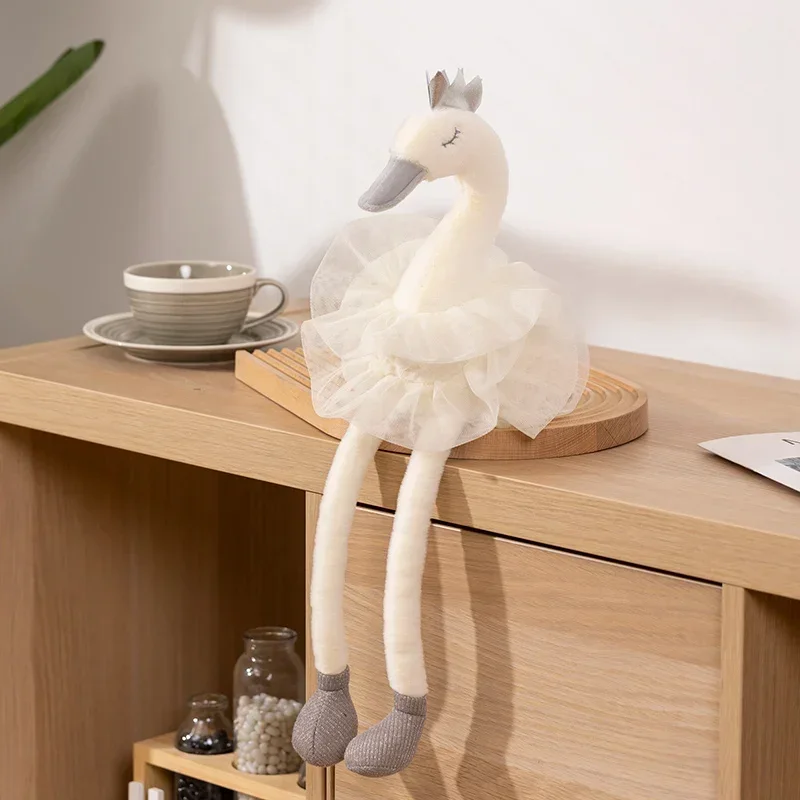 Peluche Cisne com Saia 40cm e 60cm - Peluche Infantil Descubra a Peluche Cisne com Saia, disponível em 40cm e 60cm. Um peluche infantil elegante e macio, ideal para brincar, decorar e oferecer. Certificado CE.
