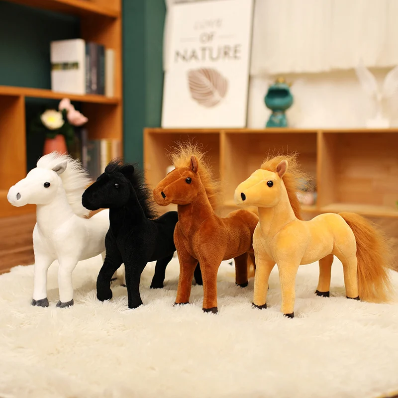 Peluche Cavalo - Peluche Infantil de Cavalo 20cm, 30cm e 40cm Descubra o Peluche Cavalo disponível em Castanho Escuro, Branco, Preto e Castanho Claro. Macio, realista e ideal para crianças e fãs de peluches de cavalos.