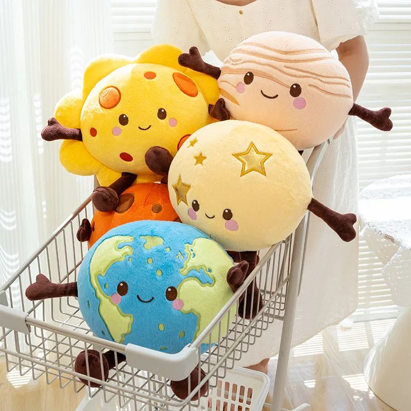 Peluche Planetas Sistema Solar 20cm | Sol, Lua e Planetas Descubra os Peluches Planetas Sistema Solar de 20cm. Escolha entre Sol, Lua, Terra, Vénus, Marte e Saturno. Peluches educativos, macios e perfeitos para fãs do espaço.