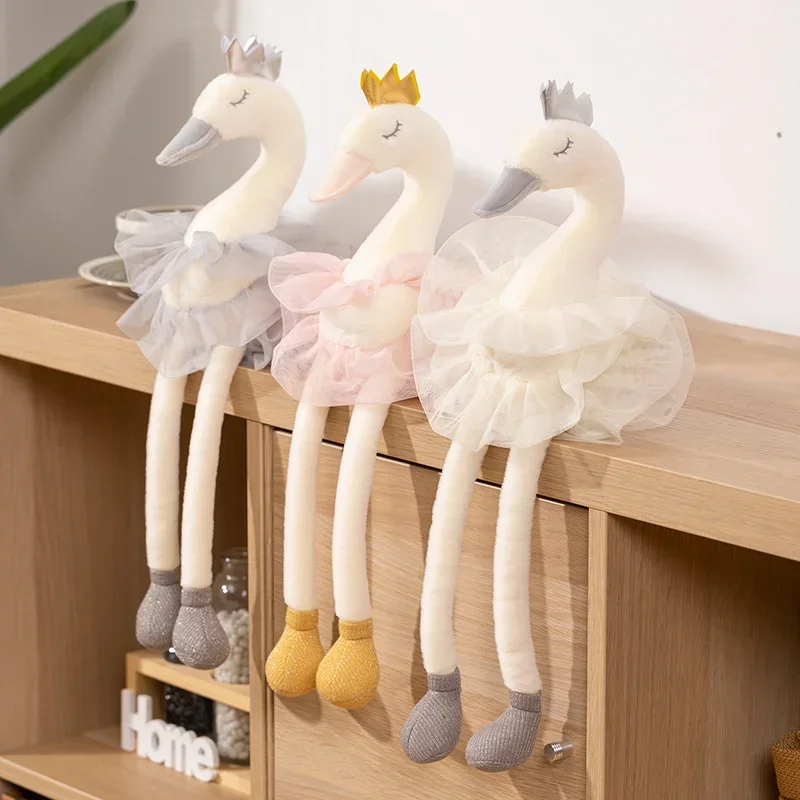 Peluche Cisne com Saia 40cm e 60cm - Peluche Infantil Descubra a Peluche Cisne com Saia, disponível em 40cm e 60cm. Um peluche infantil elegante e macio, ideal para brincar, decorar e oferecer. Certificado CE.