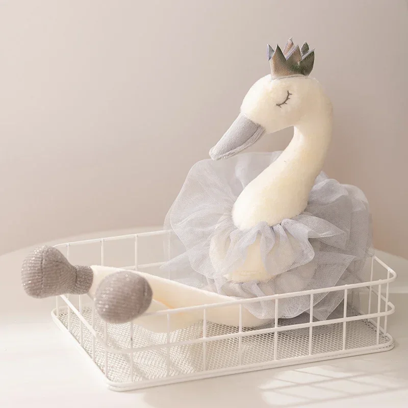 Peluche Cisne com Saia 40cm e 60cm - Peluche Infantil Descubra a Peluche Cisne com Saia, disponível em 40cm e 60cm. Um peluche infantil elegante e macio, ideal para brincar, decorar e oferecer. Certificado CE.
