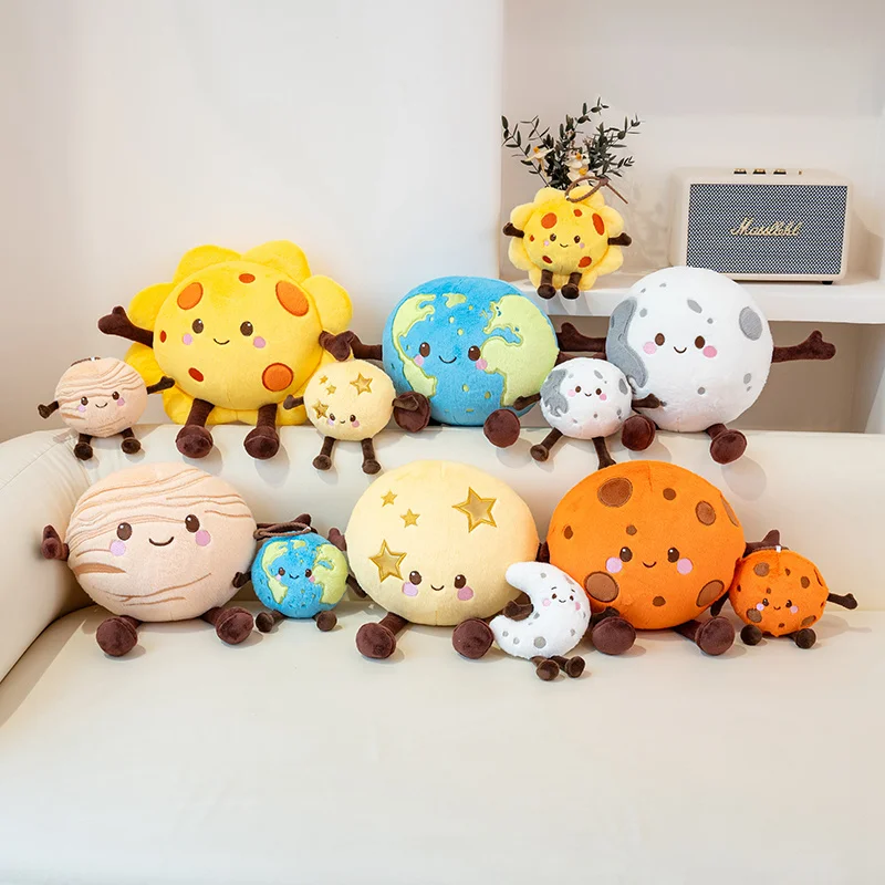 Peluche Planetas Sistema Solar 20cm | Sol, Lua e Planetas Descubra os Peluches Planetas Sistema Solar de 20cm. Escolha entre Sol, Lua, Terra, Vénus, Marte e Saturno. Peluches educativos, macios e perfeitos para fãs do espaço.