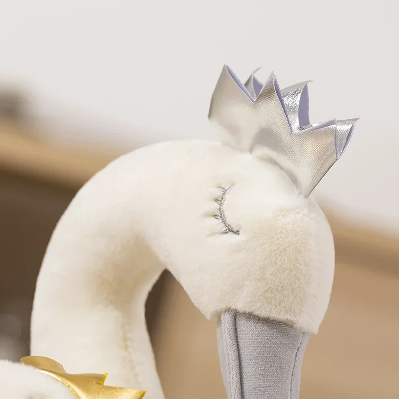 Peluche Cisne com Saia 40cm e 60cm - Peluche Infantil Descubra a Peluche Cisne com Saia, disponível em 40cm e 60cm. Um peluche infantil elegante e macio, ideal para brincar, decorar e oferecer. Certificado CE.