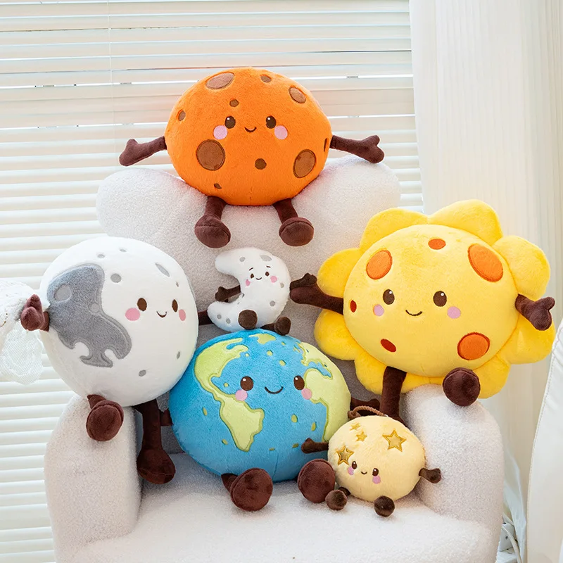 Peluche Planetas Sistema Solar 20cm | Sol, Lua e Planetas Descubra os Peluches Planetas Sistema Solar de 20cm. Escolha entre Sol, Lua, Terra, Vénus, Marte e Saturno. Peluches educativos, macios e perfeitos para fãs do espaço.
