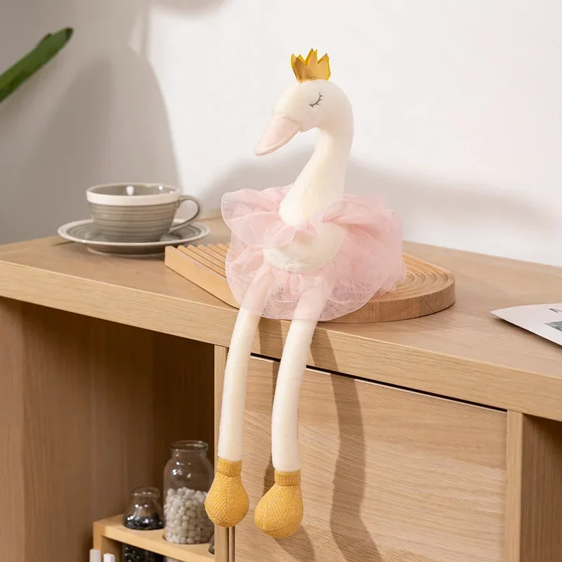 Peluche Cisne com Saia 40cm e 60cm - Peluche Infantil Descubra a Peluche Cisne com Saia, disponível em 40cm e 60cm. Um peluche infantil elegante e macio, ideal para brincar, decorar e oferecer. Certificado CE.