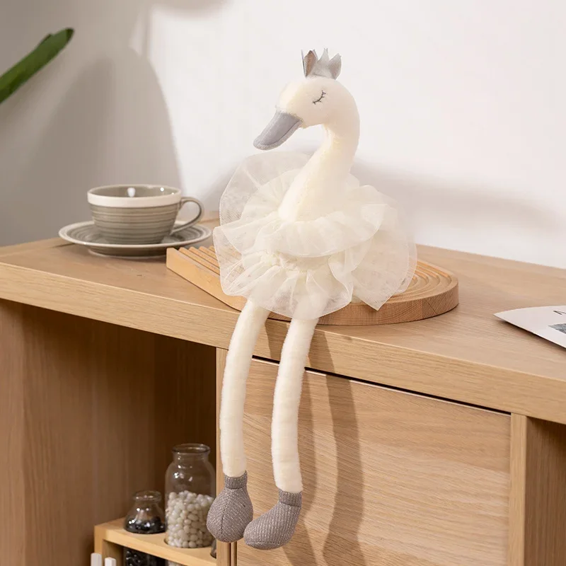 Peluche Cisne com Saia 40cm e 60cm - Peluche Infantil Descubra a Peluche Cisne com Saia, disponível em 40cm e 60cm. Um peluche infantil elegante e macio, ideal para brincar, decorar e oferecer. Certificado CE.