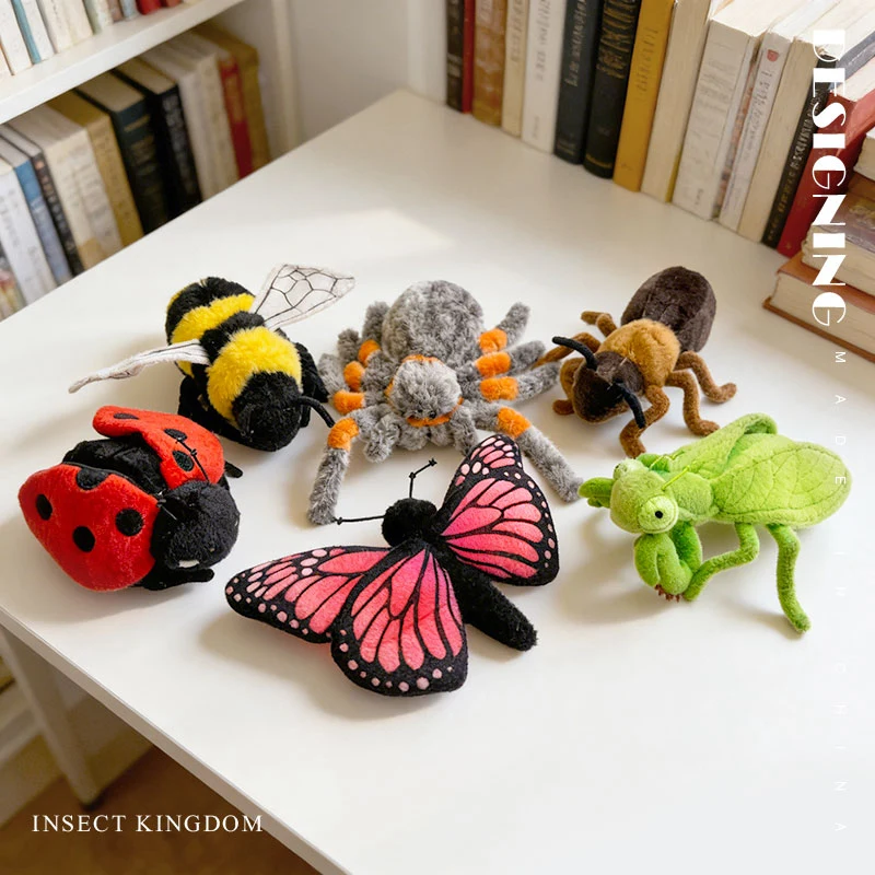 Peluche Borboleta 25cm - Peluche Infantil Colorido Descobre o Peluche Borboleta 25cm, um peluche infantil macio e colorido inspirado nos insetos da floresta. Com Certificado CE, é perfeito para crianças a partir dos 3 anos.