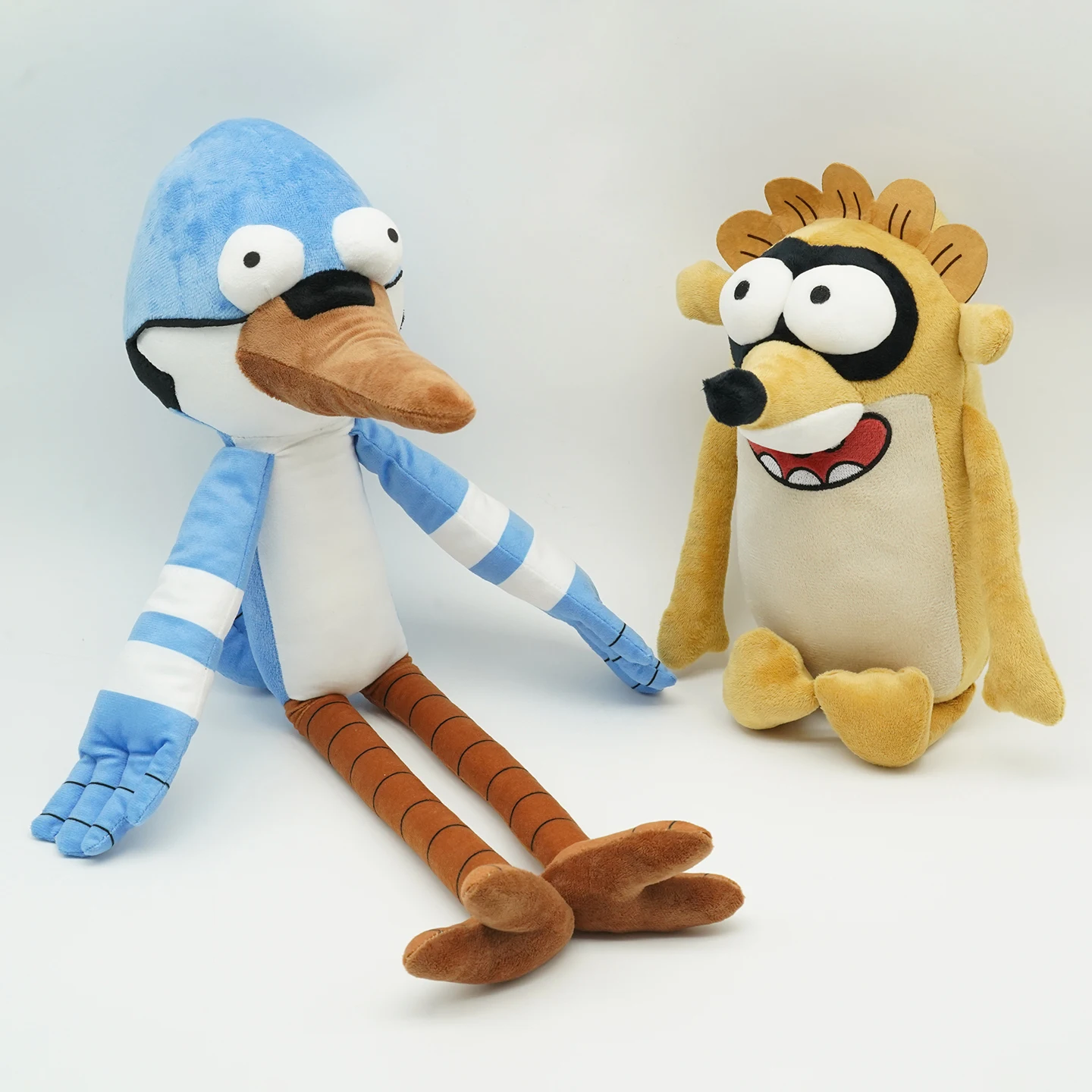 Peluche Rigby - Regular Show 26cm - Peluches Cartoon Network Compra o Peluche Rigby de Regular Show com 26cm. Um peluche macio e certificado CE, ideal para fãs da Cartoon Network, colecionadores e crianças +3 anos.