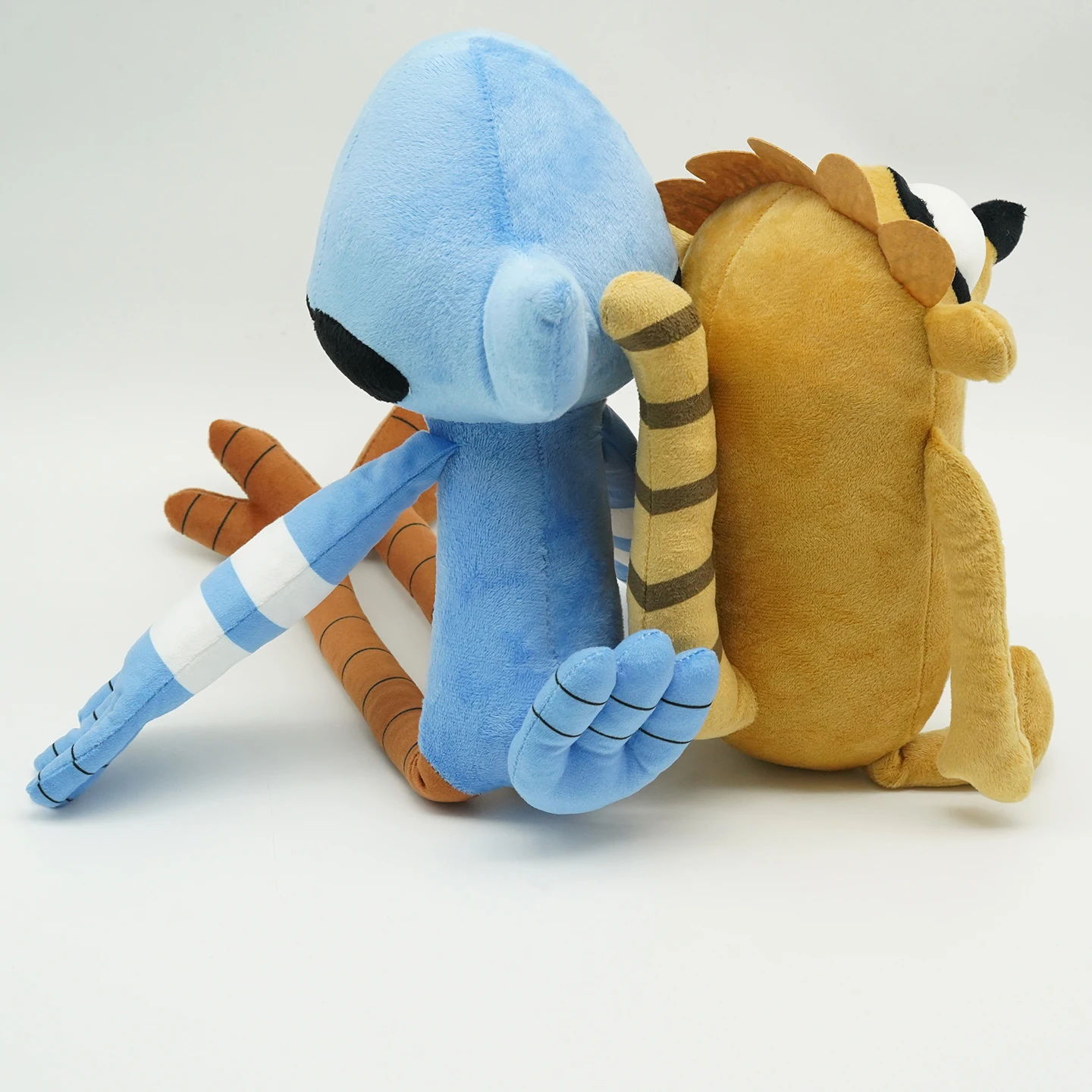 Peluche Rigby - Regular Show 26cm - Peluches Cartoon Network Compra o Peluche Rigby de Regular Show com 26cm. Um peluche macio e certificado CE, ideal para fãs da Cartoon Network, colecionadores e crianças +3 anos.