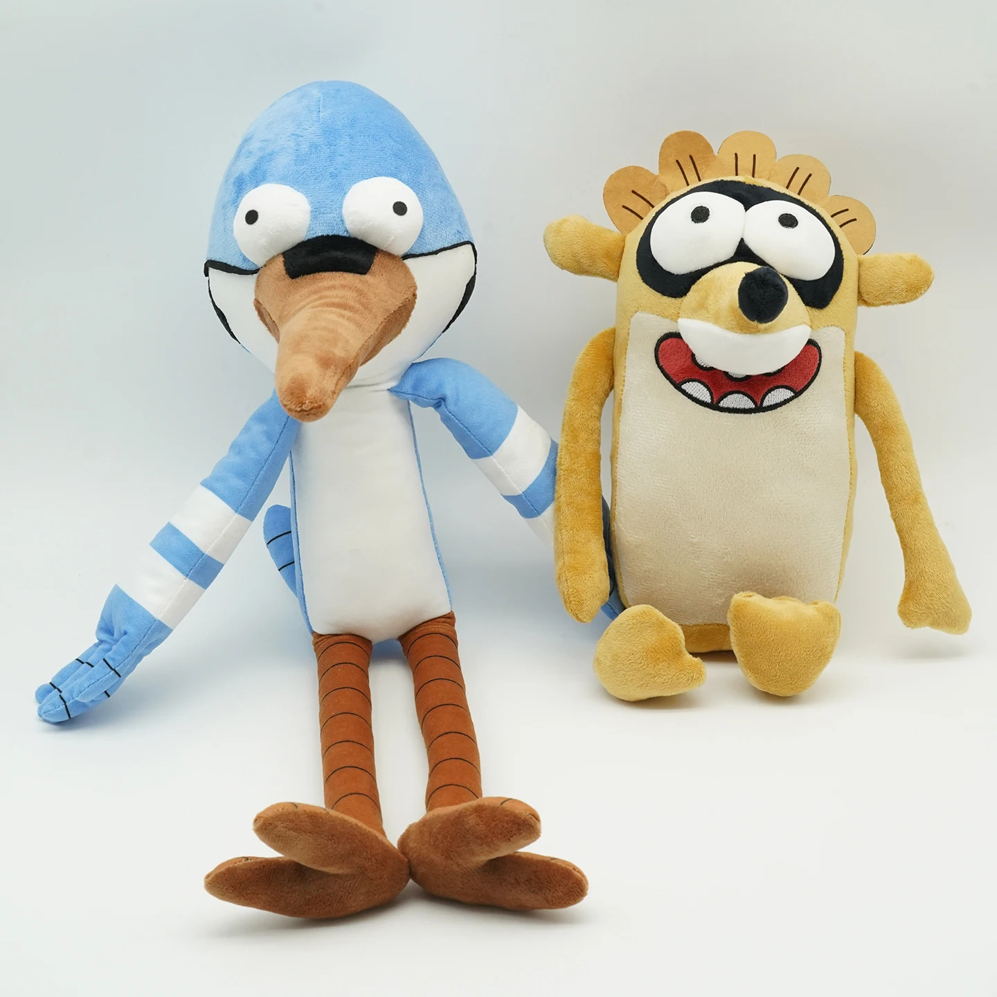 Peluche Rigby - Regular Show 26cm - Peluches Cartoon Network Compra o Peluche Rigby de Regular Show com 26cm. Um peluche macio e certificado CE, ideal para fãs da Cartoon Network, colecionadores e crianças +3 anos.
