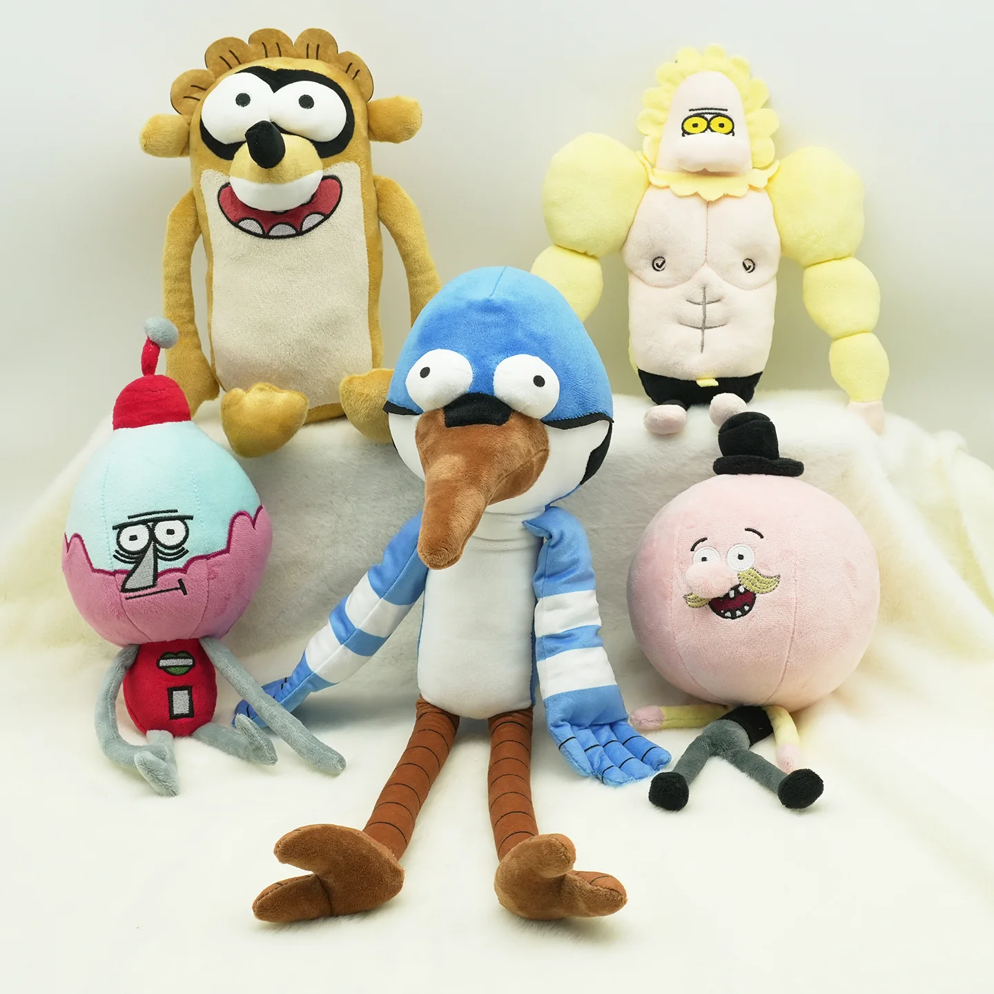 Peluche Rigby - Regular Show 26cm - Peluches Cartoon Network Compra o Peluche Rigby de Regular Show com 26cm. Um peluche macio e certificado CE, ideal para fãs da Cartoon Network, colecionadores e crianças +3 anos.
