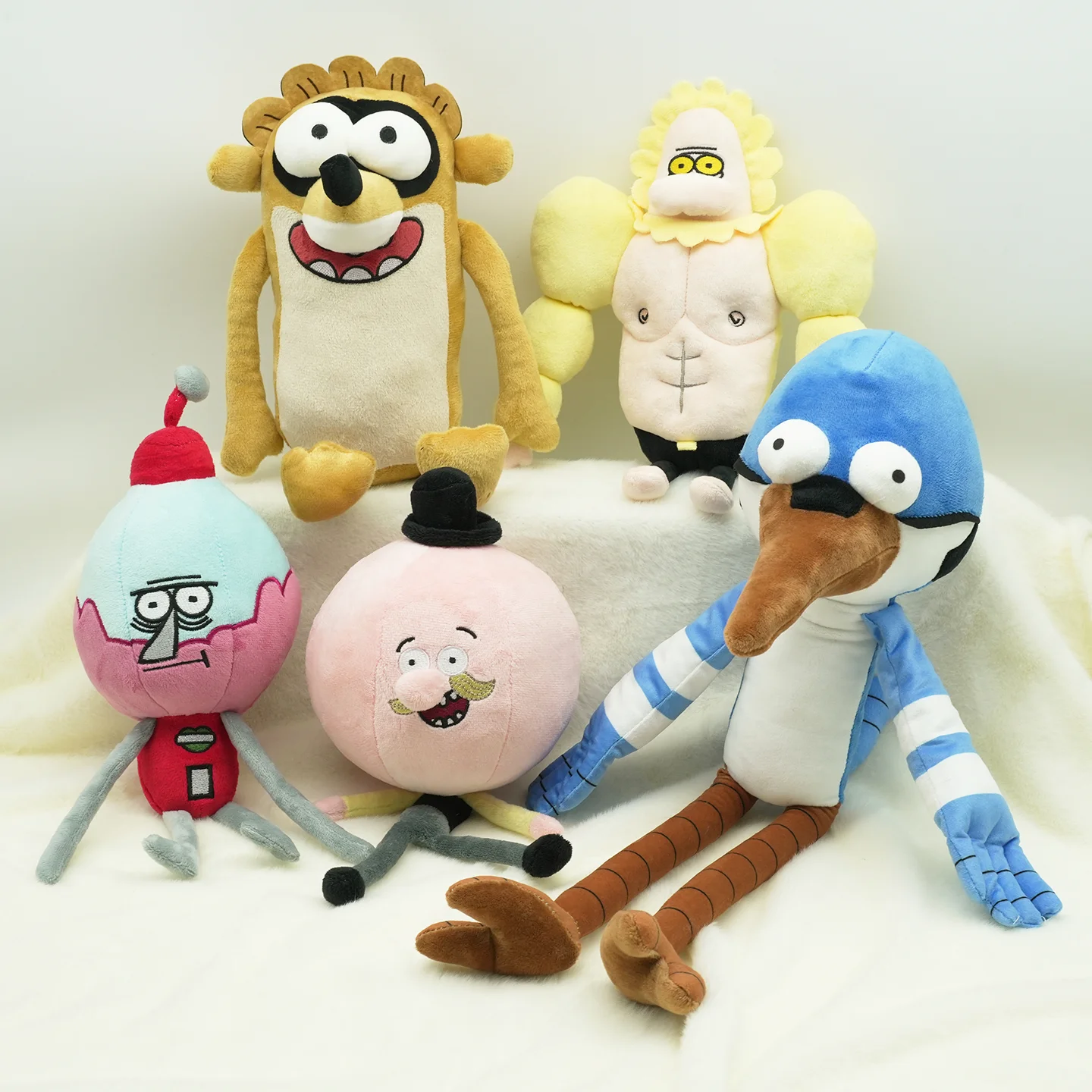 Peluche Rigby - Regular Show 26cm - Peluches Cartoon Network Compra o Peluche Rigby de Regular Show com 26cm. Um peluche macio e certificado CE, ideal para fãs da Cartoon Network, colecionadores e crianças +3 anos.