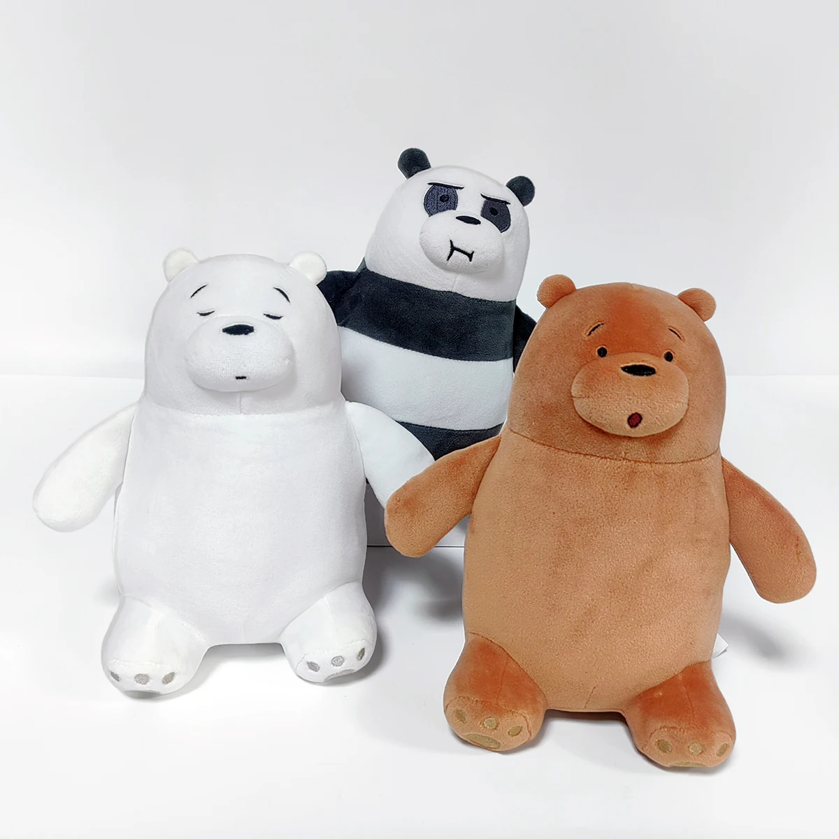 Peluche Pardo - Nós, os Ursos | We Bare Bears Descubra o Peluche Pardo de Nós, os Ursos. Peluche macio disponível em 20 cm e 24 cm, ideal para fãs de We Bare Bears e da Cartoon Network.