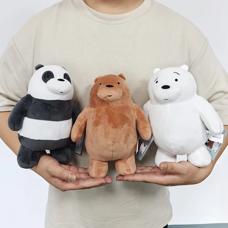 Peluche Pardo - Nós, os Ursos | We Bare Bears Descubra o Peluche Pardo de Nós, os Ursos. Peluche macio disponível em 20 cm e 24 cm, ideal para fãs de We Bare Bears e da Cartoon Network.